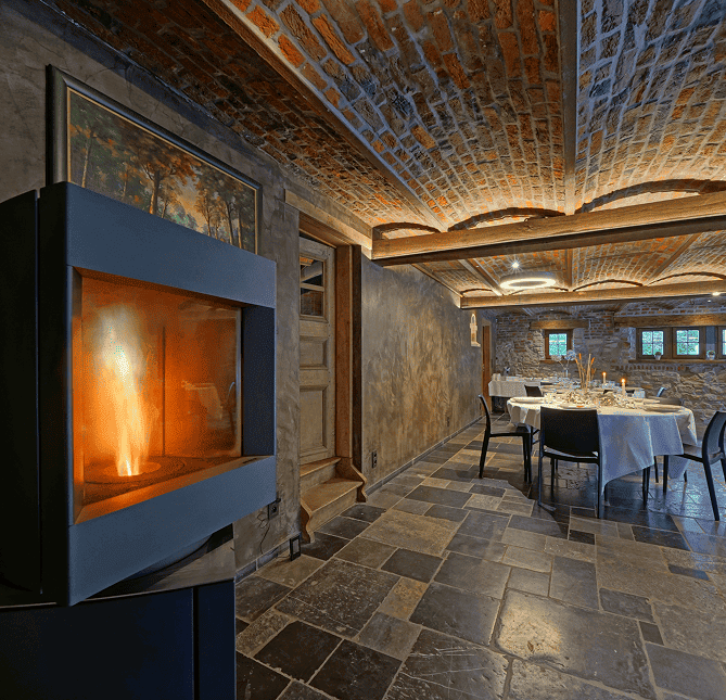 Intérieur chaleureux de la salle de réception